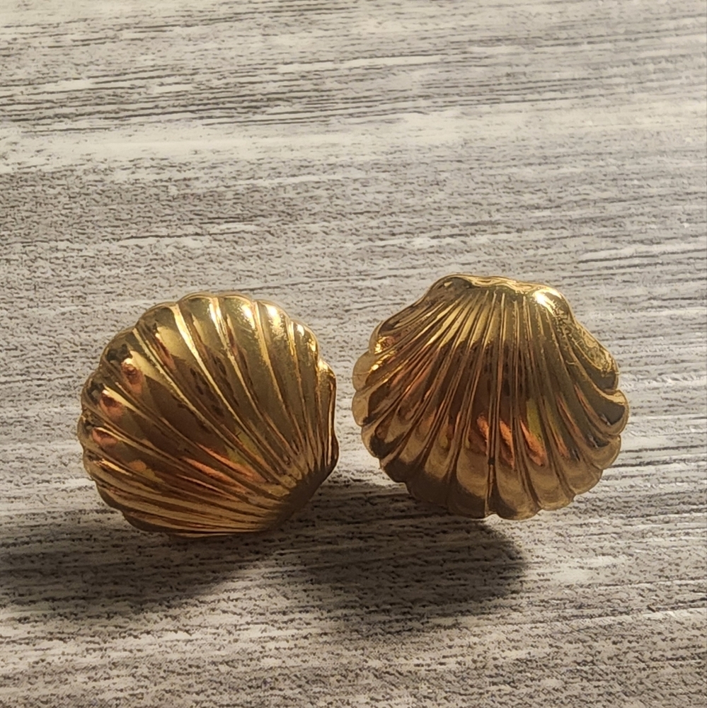 Gold Tone‎ Shell Earrings